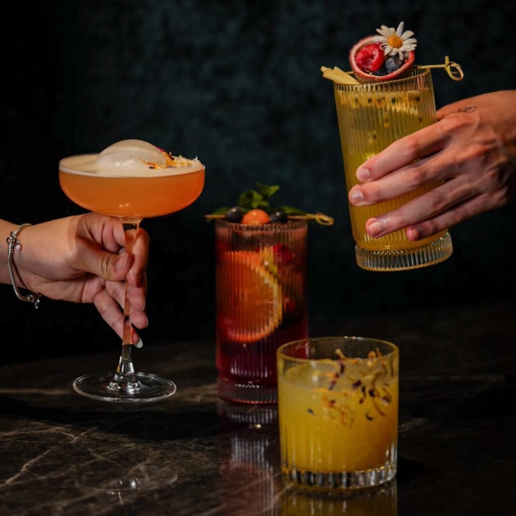 Ein Drink schmeckt einfach besser, wenn man es teilt.Auf unvergessliche Abende im TUTAM.#TUTAMFr